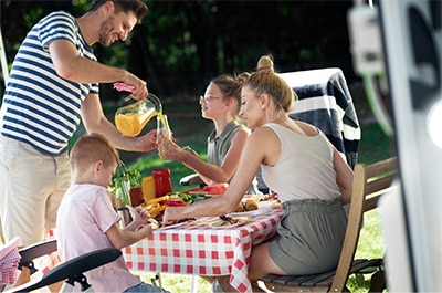 Familie auf dem Camping-Platz